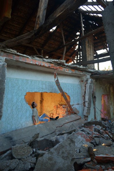 A beszakadt födém alatt